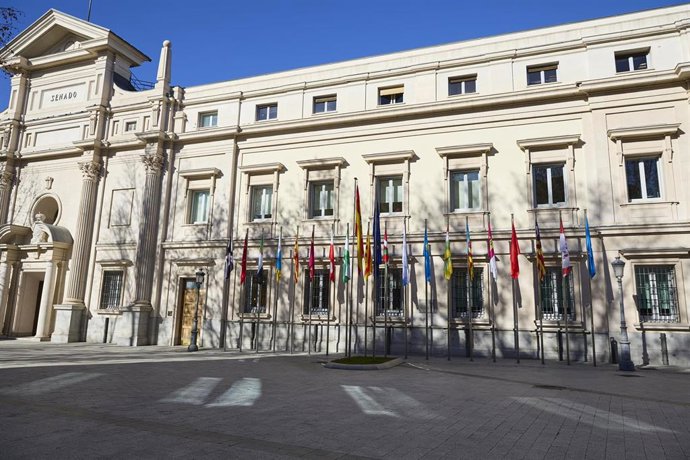 Archivo - Banderas de las Comunidades Autónomas frente a la fachada del Palacio del Senado, a 14 de enero de 2025, en Madrid (España).