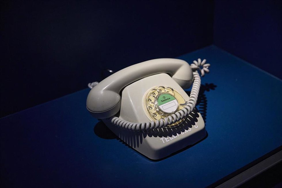 Archivo - Un teléfono en la exposición Exponencial. De analógicos a digitales, en el Espacio Fundación Telefónica de Madrid, a 24 de agosto de 2025, en Madrid (España). 