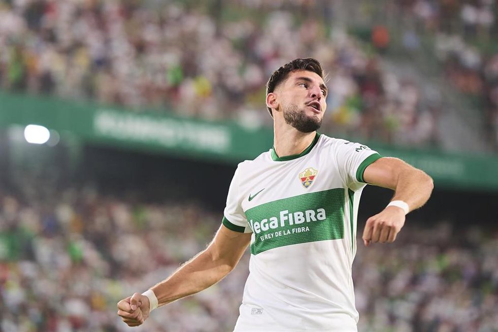 Archivo - El delantero del Elche CF Rafa Mir celebra un gol con el equipo franjiverde en este curso 2025-26 en LaLiga EA Sports.