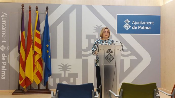 La portavoz del Ayuntamiento y regidora de Haicenda, Función Pública y Gobierno Interior, Mercedes Celeste, en rueda de prensa.