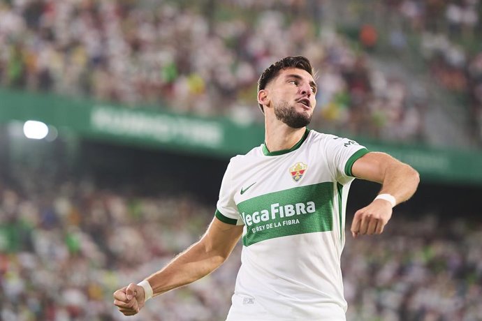 Archivo - Rafa Mir of Elche CF celebrates after scoring his team's first goal during the Spanish League, LaLiga EA Sports, football match played between Elche CF and Levante UD at Estadio Manuel Martinez Valero on August 29, 2025 in Elche, Alicante, Spain