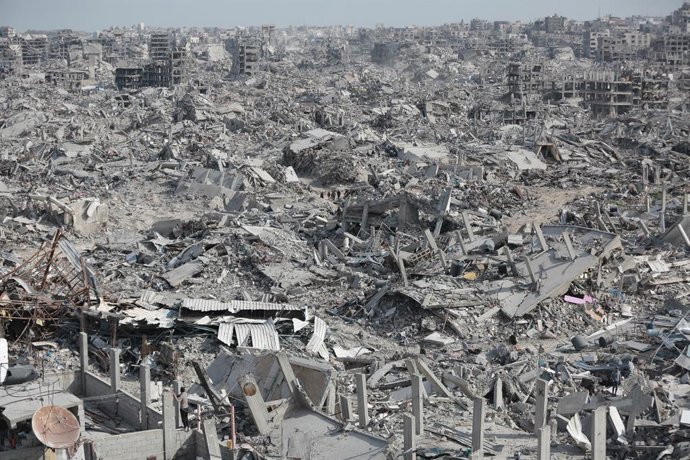 GAZA, 8 de outubro de 2025 -- Prédios destruídos são fotografados no campo de refugiados de Jabalia, no norte da Faixa de Gaza, em 19 de janeiro de 2025. Enquanto o Hamas e Israel se reúnem no Egito para discutir um possível cessar-fogo que o mundo aguard