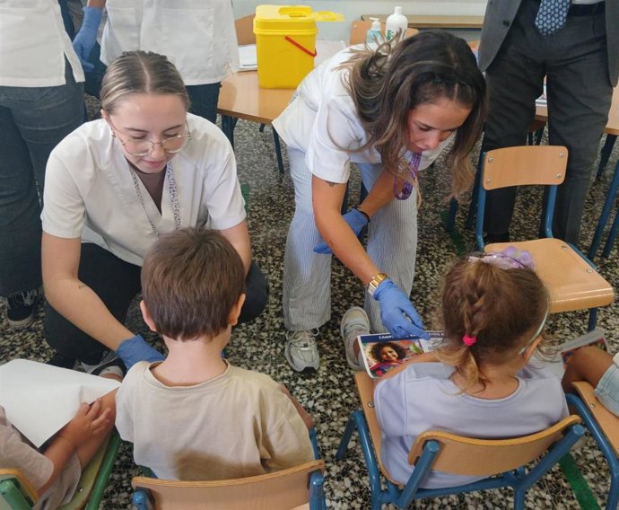 Más de 12.000 niños podrán recibir la vacuna antigripal en centros escolares de Málaga durante la campaña que se inició el 30 de septiembre, según han explicado los delegados de Salud y de Desarrollo Educativo, Carlos Bautista y Miguel  Briones.