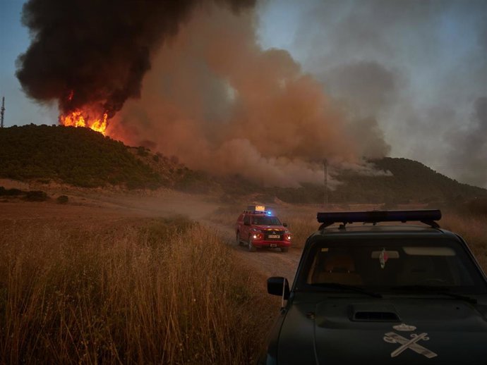 Archivo - Bomberos durante los trabajos para sofocar el incendio declarado en agosto en Carcastillo.
