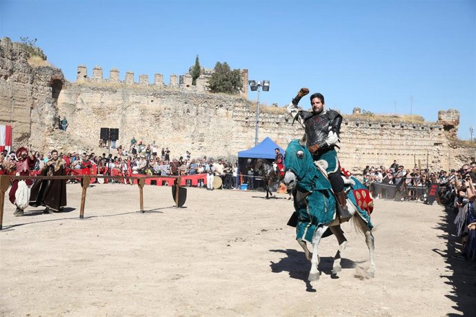 Torneo de justas en el mercado medieval durante el segundo día de las IV Jornadas Medievales de Escalona, a 4 de octubre de 2025, en Escalona, Toledo, Castilla-La Mancha (España). Las IV Jornadas Medievales de Escalona se celebran del 3 al 5 de octubre en