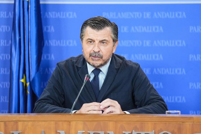 El portavoz del Grupo Parlamentario Popular, Toni Martín, durante la ronda de ruedas de prensa de portavoces de los grupos parlamentarios en el Parlamento de Andalucía, a 8 de octubre de 2025 en Sevilla (Andalucía, España). Los portavoces de los grupos pa