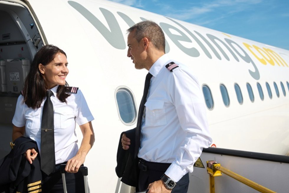 Pilots de Vueling con los galones de color rosa.