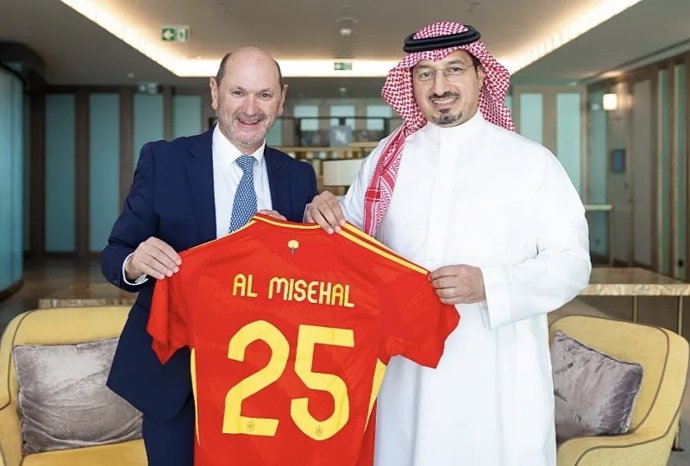 El presidente de la Real Federación Española de Fútbol, Rafael Louzán, junto a su homólogo en la Federación de Fútbol de Arabia Saudí, Yasser Al Misehal.