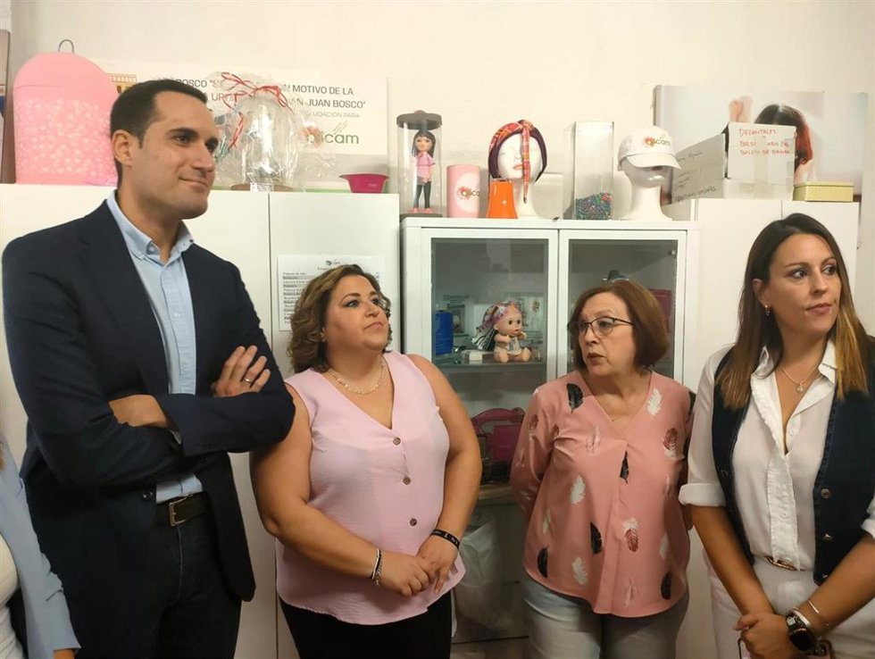 Gema Liébana y Rosa Huete, de Ajicam (c), junto a responsables del PSOE de Jaén.