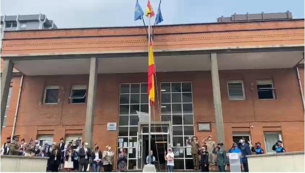 Archivo - Izado de bandera en el colegio Buenavista II de Oviedo.