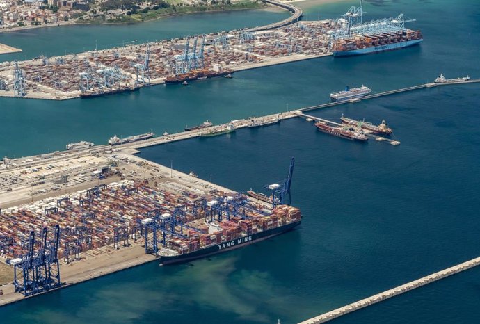 Archivo - Vista aérea del puerto de Algeciras.