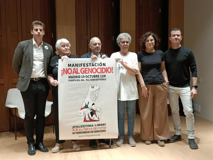 Representantes de la plataforma Pararlaguerra junto al portavoz del PSOE en Madrid, Javier Guardiola, y la representante de Movimientos Sociales del PSOE de Madrid, Laura Abella.