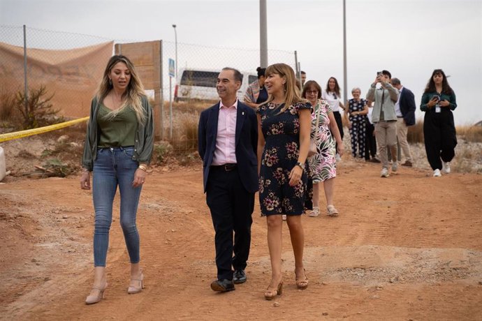 Archivo - La delegada territorial de Inclusión Social, Juventud, Familias e Igualdad de la Junta de Andalucía, Ruth Sarabia, y el alcalde de Benalmádena, Juan Antonio Lara, visita otras de un centro de día en Benalmádena