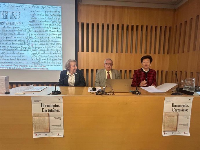 Santonja, en el centro, durante la clausura del II Congreso Internacional de Documentos y Cartularios que se ha celebrado en León.