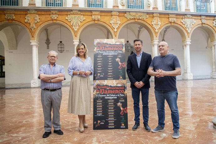 Auxiliadora Moreno, junto a responsables de la Federación de Peñas Flamencas 'Unión Flamenca Cordobesa', en la presentación de las actividades que llegarán a los colegios de la provincia.