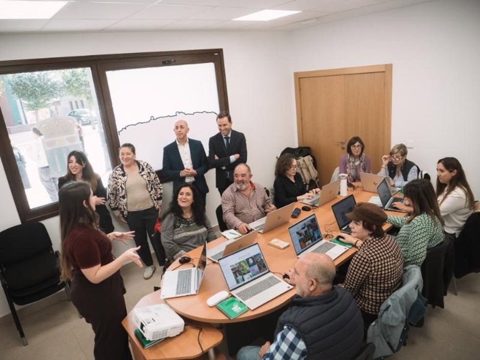El consejero de Política Local, Infraestructuras y Lucha contra la Despoblación, Daniel Osés, visita a los participantes del curso IA a tu alcance. La Inteligencia Artificial te ayuda, iniciativa enmarcada dentro de La Rioja Rural Conecta