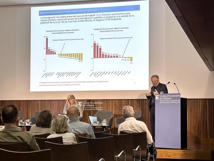 El catedrático emérito de Economía Aplicada Josep Oliver durante la presentación del informe.