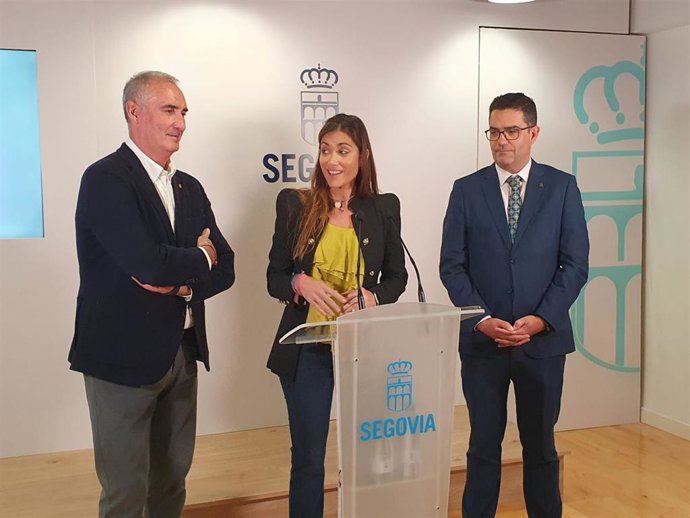 El alcalde de Segovia, José Mazarías, la presidenta de la Cámara de Comercio, María José Tapia, y el concejal de Comercio, José Luis Horcajo.