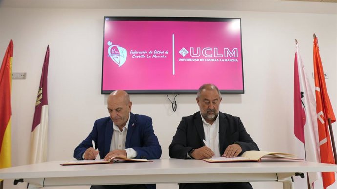 El rector de la institución académica castellanomanchega, José Julián Garde López-Brea; y el presidente de la Federación de Fútbol de Castilla-La Mancha (FFCM), Pablo Burillo.