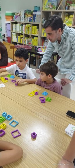 El coordinador del Instituto Andaluz de la Juventud en Almería, Diego Martínez Pérez, durante su visita a la sede de Afim21.