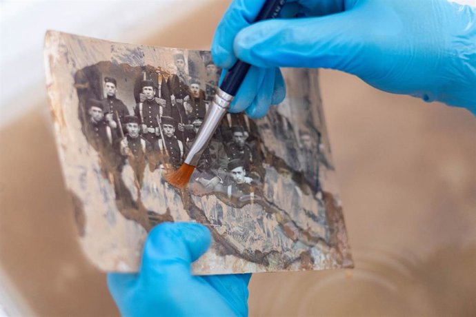 Proceso de restauración de una fotografía.