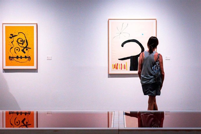 Detalle de los cuadros de la exposición 'El lenguaje del color. Miró íntimo' en la Fundación Unicaja de Cádiz