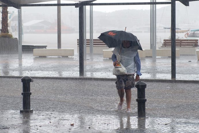 Calles inundadas, a 30 de septiembre de 2025, en Ibiza, Islas Baleares (España). Las fuertes lluvias registradas este martes de madrugada han provocado cortes en puntos de la carretera del aeropuerto de Ibiza debido a la acumulación de agua, teniendo que 