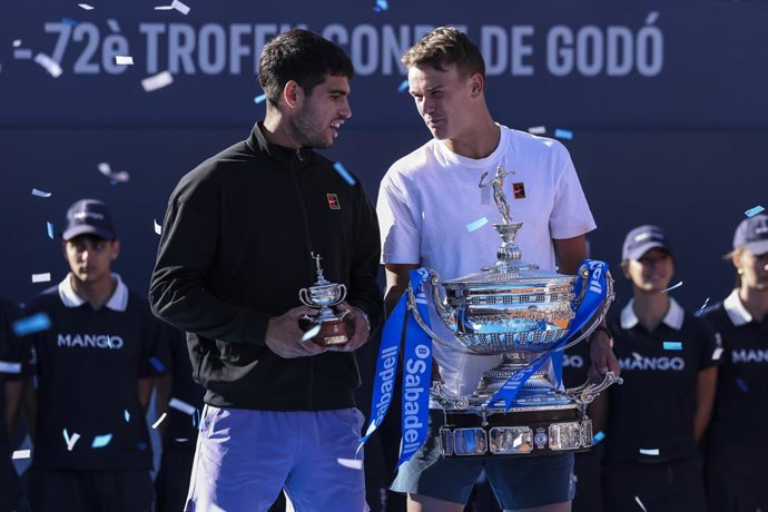 Archivo - Holger Rune of Denmark and Carlos Alcaraz of Spain hold up their trophies after the Final of the Barcelona Open Banc Sabadell - Conde Godo 2025 Day 7 tennis final at the Real Club De Tenis Barcelona on April 20, 2025 in Barcelona, Spain.