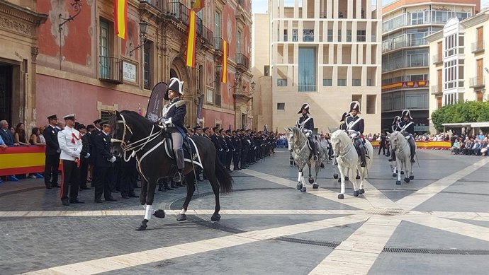 La unidad de caballería de la Policía Nacional ataviada con uniformes de los celadores reales de 1825