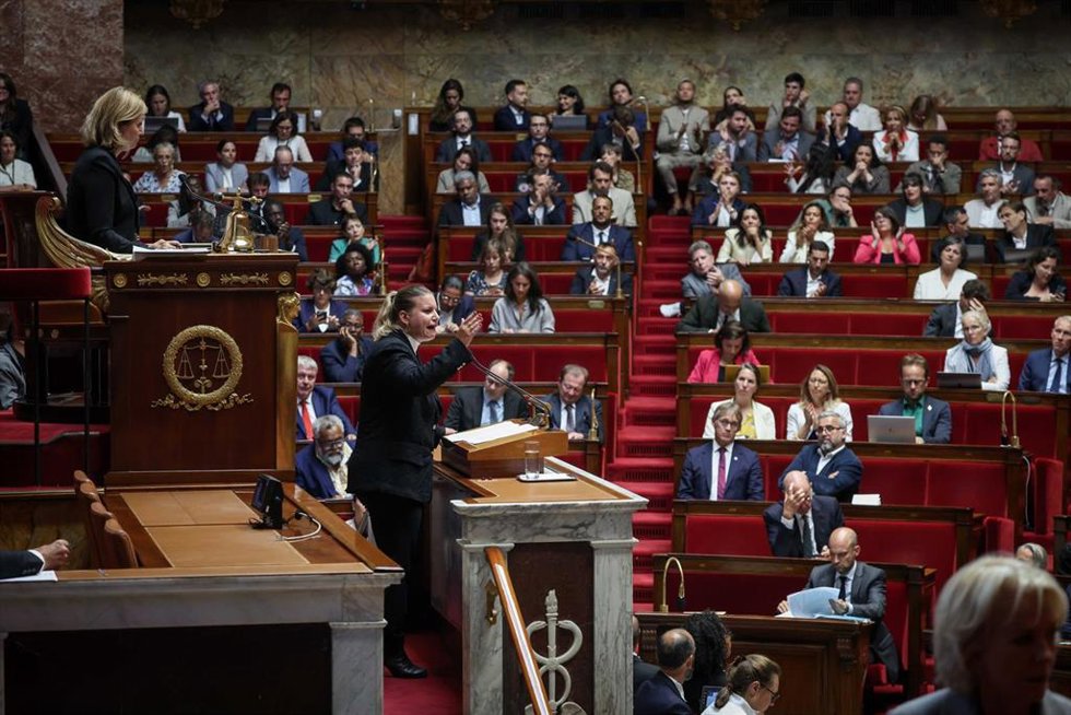 Mathilde Panot, portavoz del grupo de LFI en la Asamblea Nacional francesa, habla desde el atril