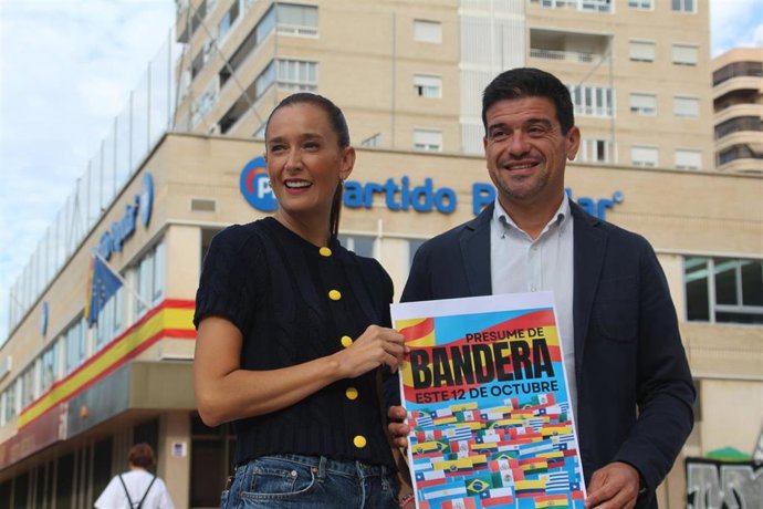 El coordinador general del PP de Málaga, Cristóbal Ortega, junto a la portavoz provincial y vicesecretaria de Málaga capital, Elisa Pérez de Siles.