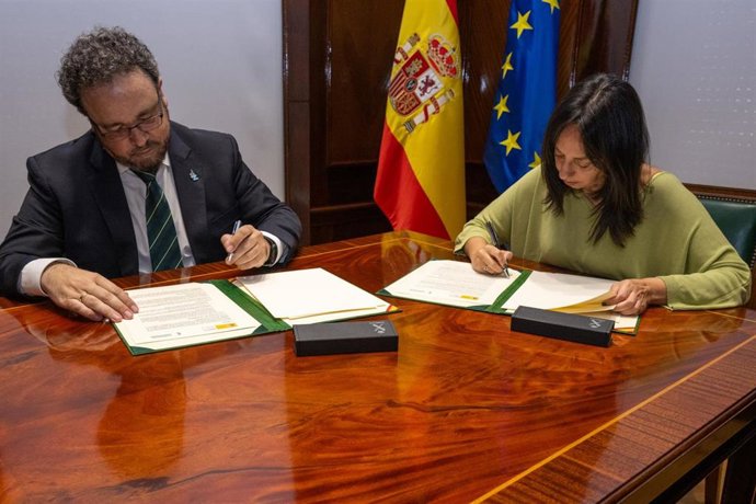 La directora general de la Guardia Civil, Mercedes González, y el director general de la Confederación Autismo España, Jesús  Miguel García, firman un protocolo de colaboración.