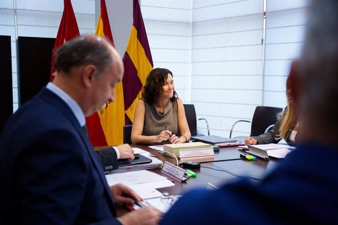 A Presidente da Comunidade de Madri, Isabel Díaz Ayuso, durante a reunião do Conselho de Governo, na Prefeitura de Navalcarnero, 8 de outubro de 2025, Navalcarnero, Madri (Espanha). Reunião extraordinária do Conselho Administrativo do Governo Regional da 