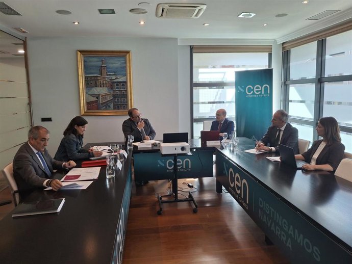 Primera reunión de la comisión de trabajo para el impulso de las infraestructuras ferroviarias en Navarra.