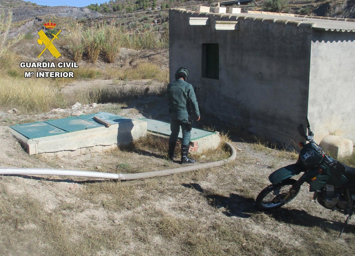 Guardia Civil investiga a dos empresarios por robar más de 50 millones de litros de agua de un pozo y venderla