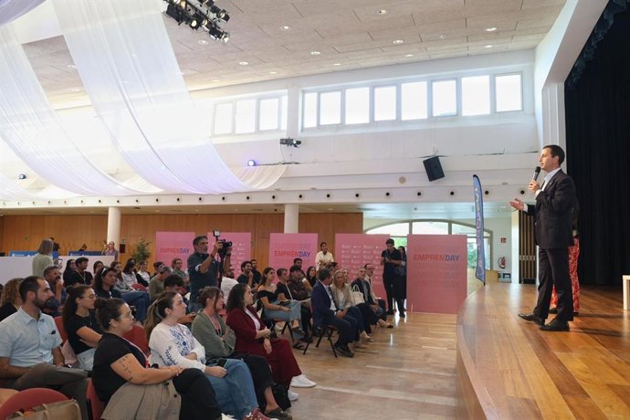 La feria de emprendimiento juvenil EmprènDay reúne a más de 200 participantes en su primera edición