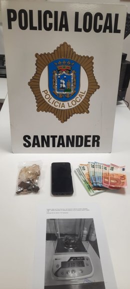 Hachís, dinero y otros elementos incautados al conductor