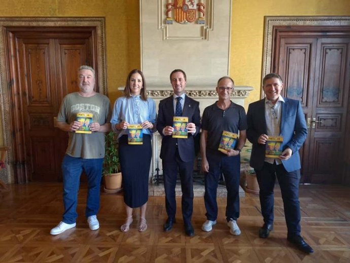 Jorenç Galmés, presidente de Sa Xerxa, Jaume Gomila, la vicepresidenta primera y consellera de Cultura y Patrimonio, Antònia Roca, el director insular de Cultura, Guillem Ginart, y el secretario de Sa Xerxa de teatro Infantil y Juvenil de Baleares, Jordi
