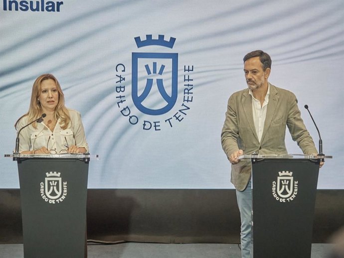 La presidenta del Cabildo de Tenerife, Rosa Dávila, y el vicepresidente, Lope Afonso, en una rueda de prensa para dar cuenta de los acuerdos del Consejo de Gobierno