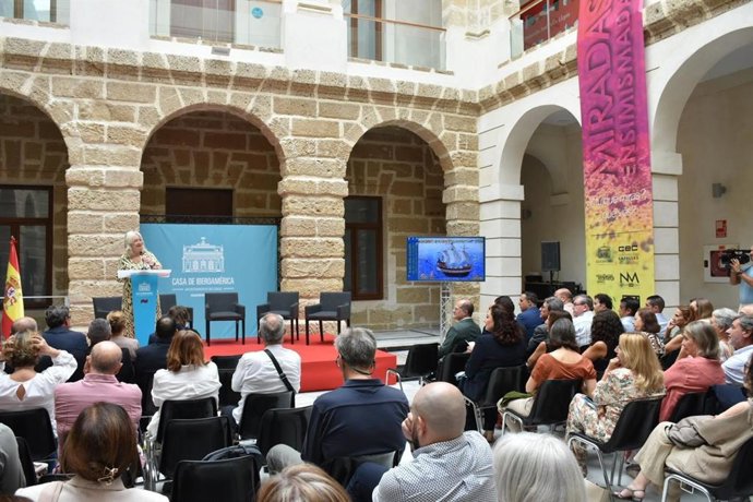 La delegada de la Junta de Andalucía en la provincia de Cádiz, Mercedes Colombo, inaugura la segunda jornada del Día del Galeón.