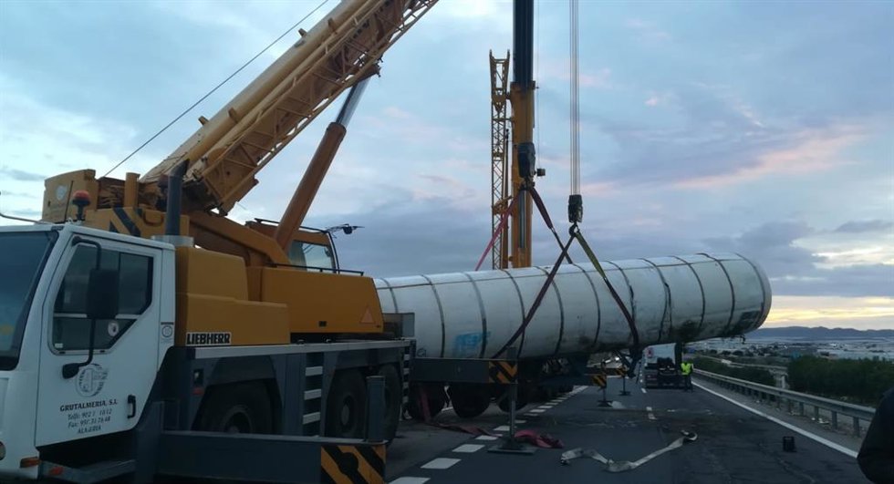 Archivo - Retirada del camión cargado de gas natural licuado tras un accidente en la A-7 en Níjar (Almería). 