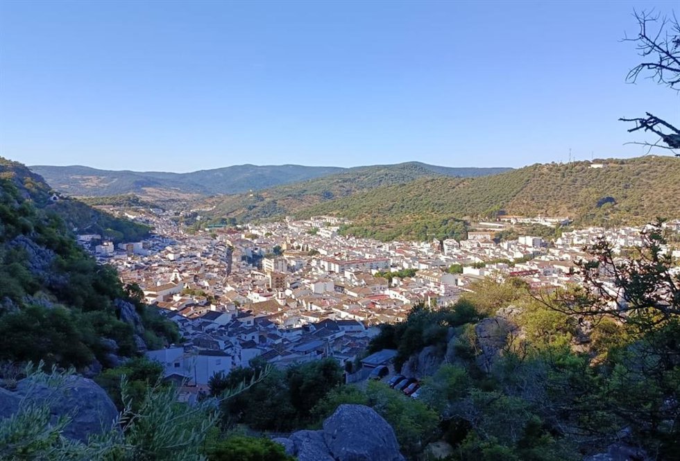 Vista general de Ubrique desde la ruta senderista hacia Benaocaz en la sierra de Cádiz