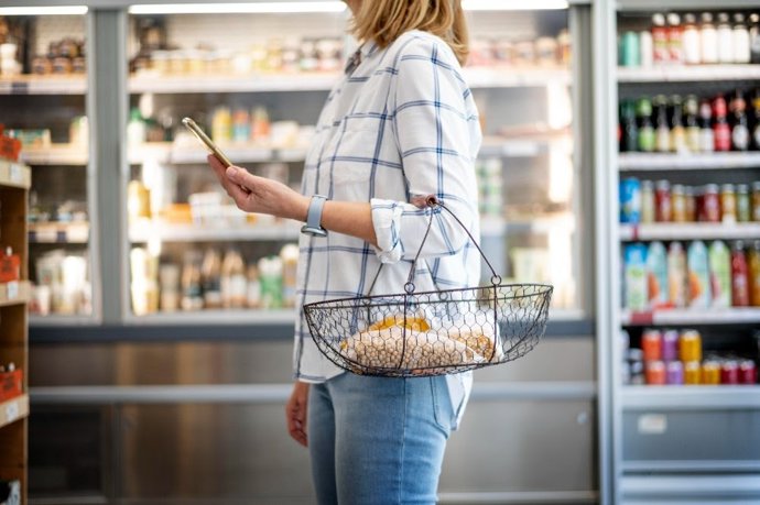 Mujer comprando alimentos en una tienda