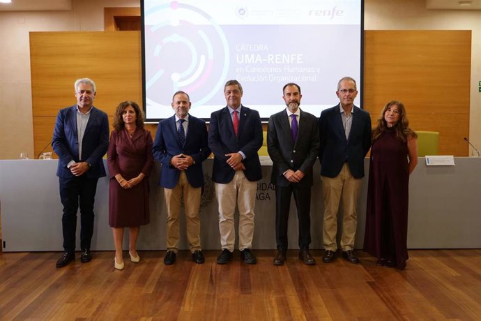 Teodomiro López, rector de la UMA; Juan Carlos Rubio, vicerrector de Emprendimiento y Empresa; Lucas Clazado, director de Organización de Renfe; Ana María Casado, directora de la cátedra; y Francisco Javier, Pilar Alarcón y Antonio Moraga.