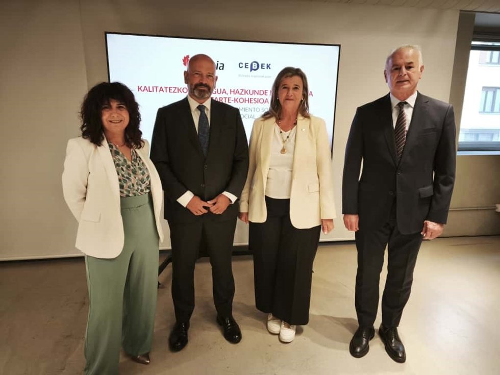 Teresa Laespada y Guillermo Buces en la presentación del estudio sobre empleo de calidad en Bizkaia.