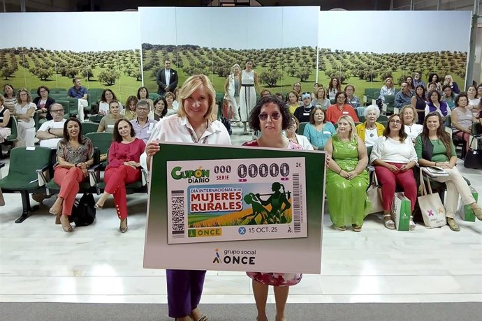 La presidenta del Consejo Territorial de la ONCE en Andalucía, Ceuta y Melilla, Isabel Viruet, junto a la viceconsejera de Agricultura, Pesca, Agua y Desarrollo Rural de la Junta de Andalucía, Consolación Vera.