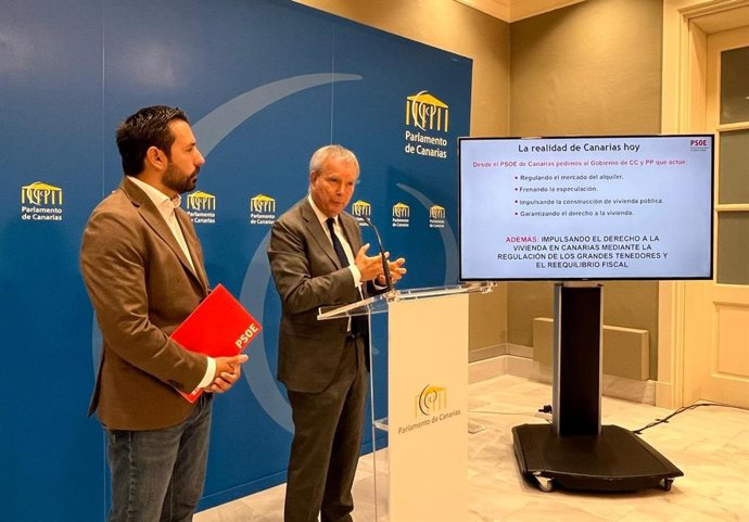 El portavoz económico del PSOE, Manuel Hernández, y el portavoz parlamentario, Sebastián Franquis, en la presentación de un proposición de ley sobre vivienda