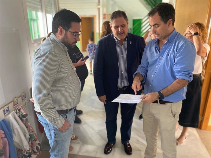 El delegado territorial de Desarrollo Educativo y FP, Francisco Alonso Martínez, junto a responsables técnicos durante su visita a las obras realizadas en el CEIP Virgen de las Angustias de Tabernas (Almería).