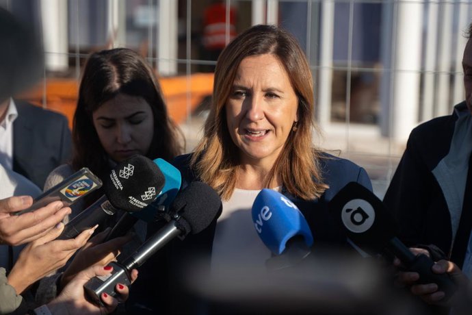 L'alcaldessa de València, María José Catalá, atén als mitjans en imatge d'arxiu.