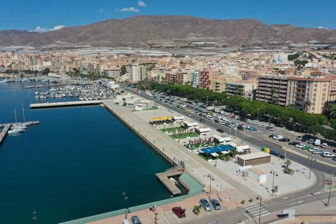 Archivo - Vista aérea del puerto de Adra (Almería).
